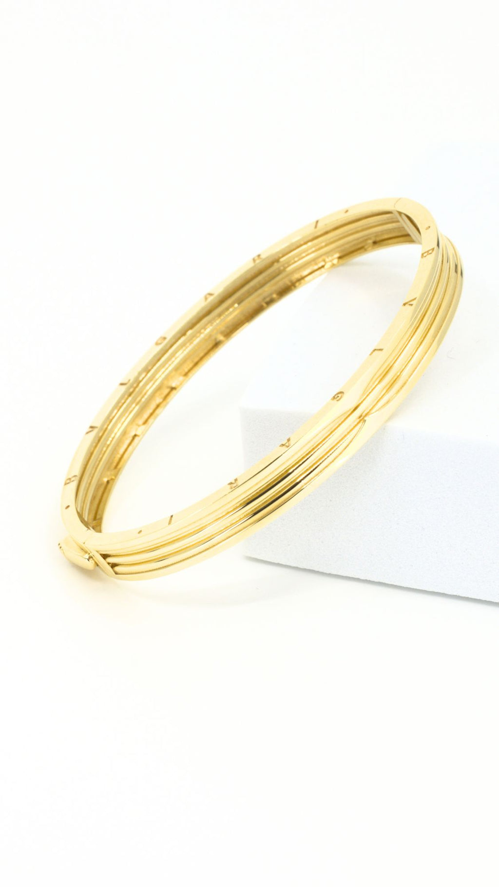 18k gold bangle with engraving