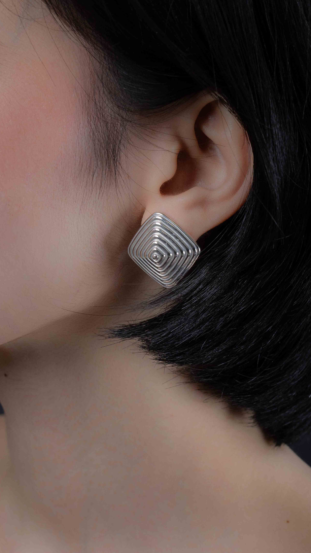 Ripple Art Square Clip-Type Earrings White Gold