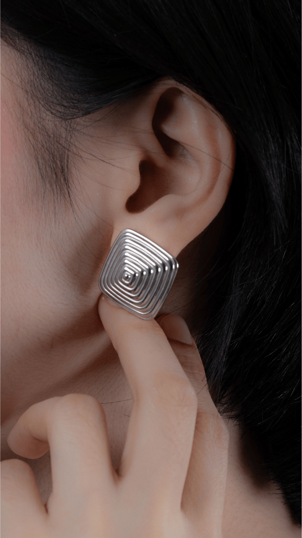 Ripple Art Square Clip-Type Earrings White Gold