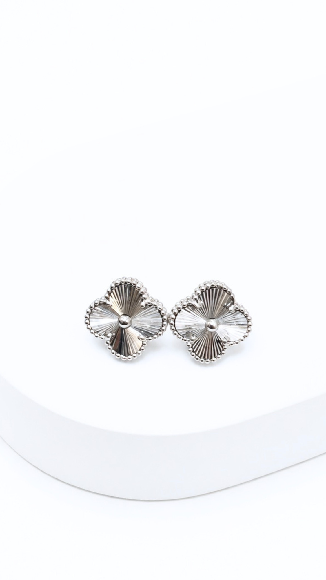 Four-Leaf Clover Earrings Clip-Type White Gold 15mm