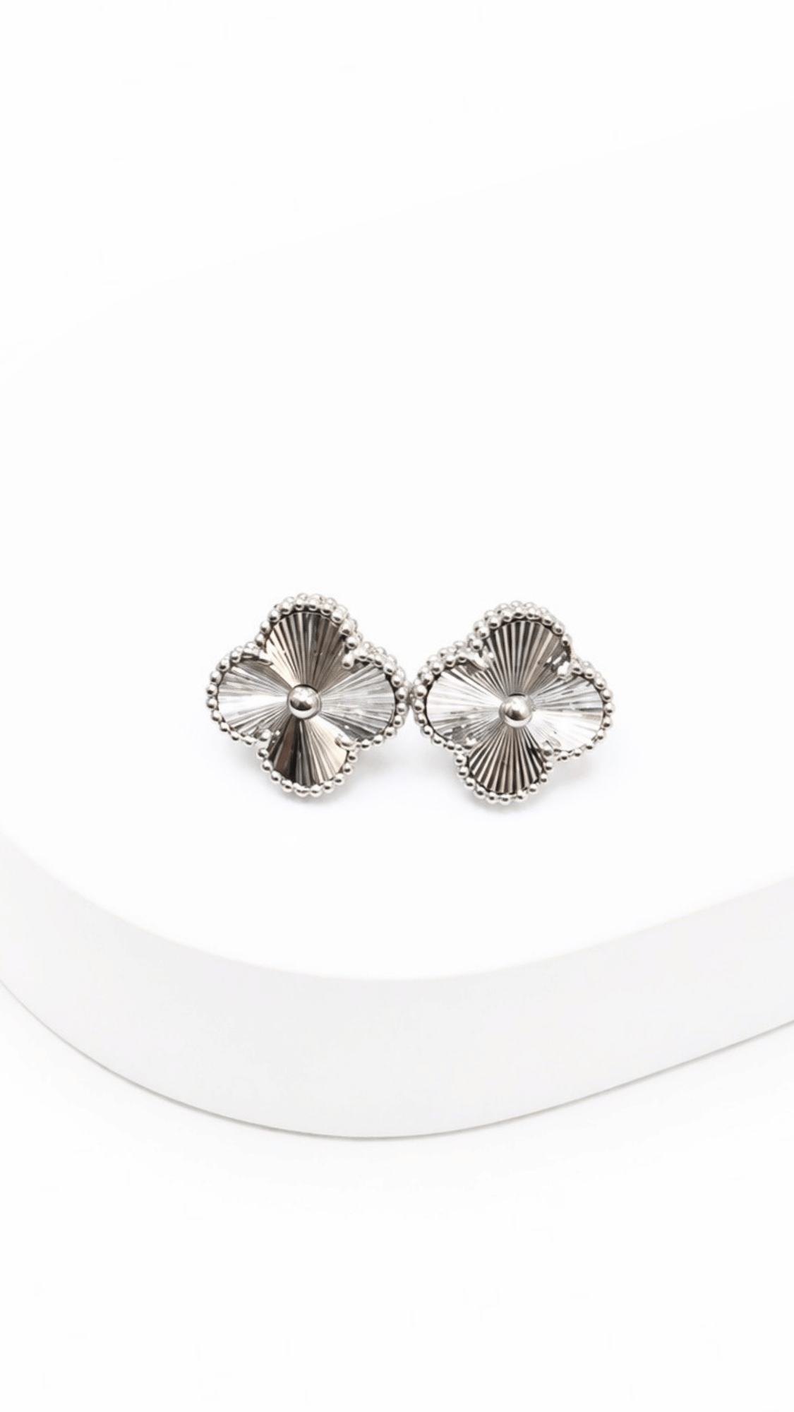 Four-Leaf Clover Earrings Clip-Type White Gold 15mm