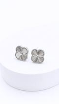 Four-Petal Flower Earrings Clip-Type White Gold 15mm