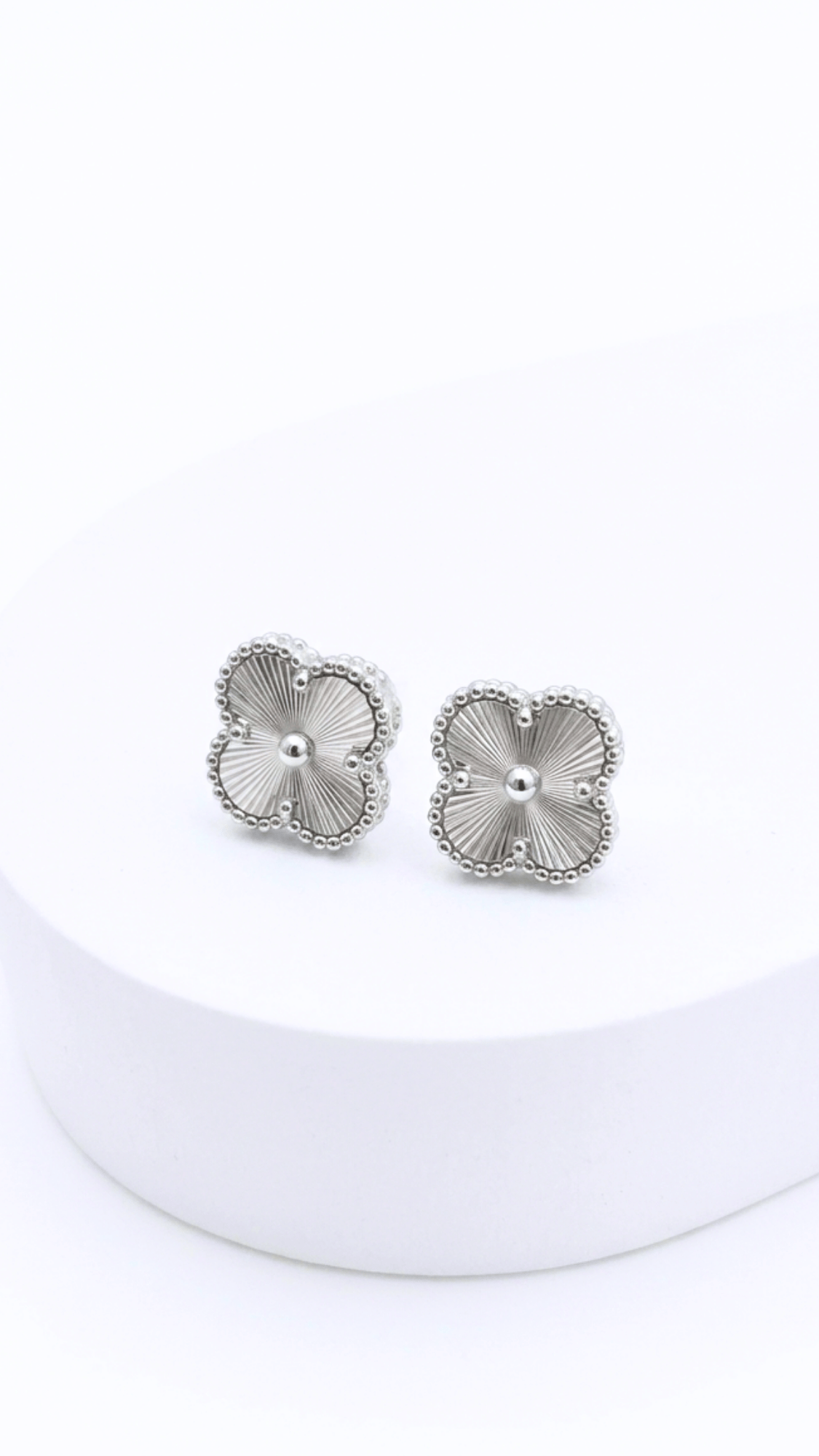 Four-Leaf Clover Earrings Clip-Type White Gold 15mm