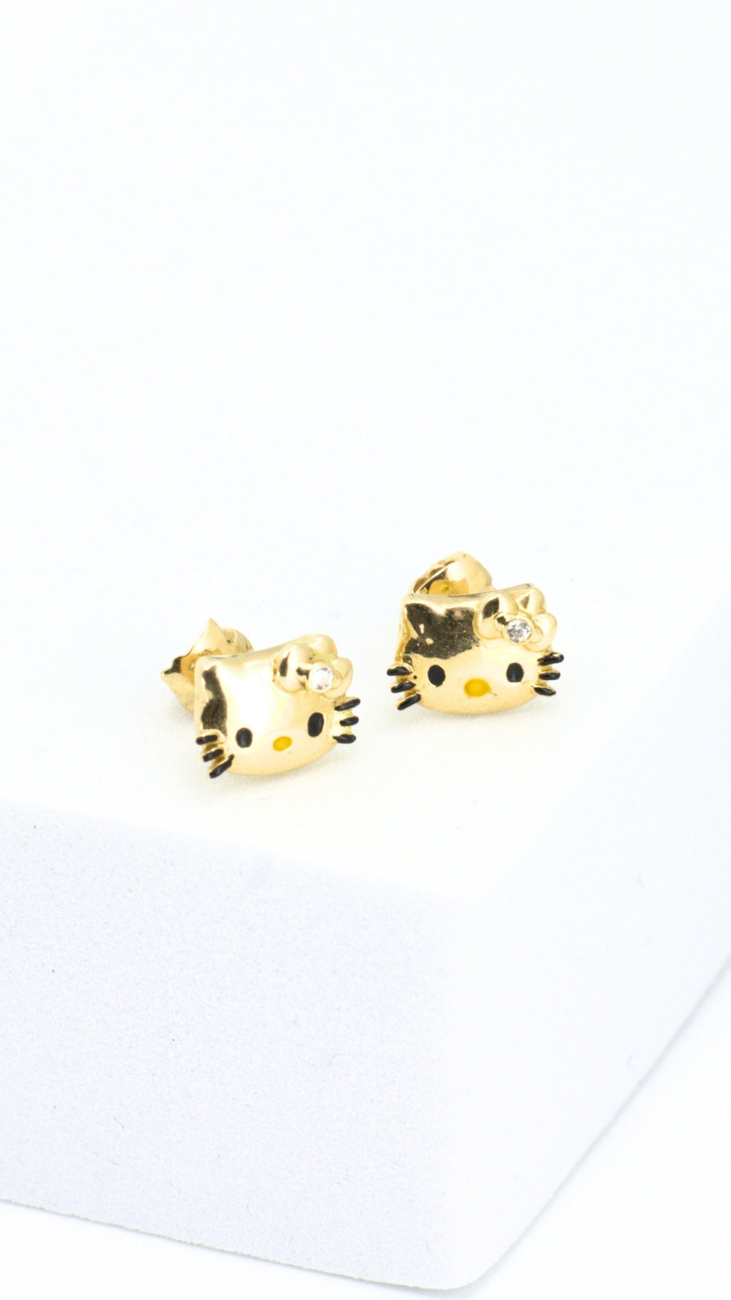 Gold cat face-shaped stud earrings for girls