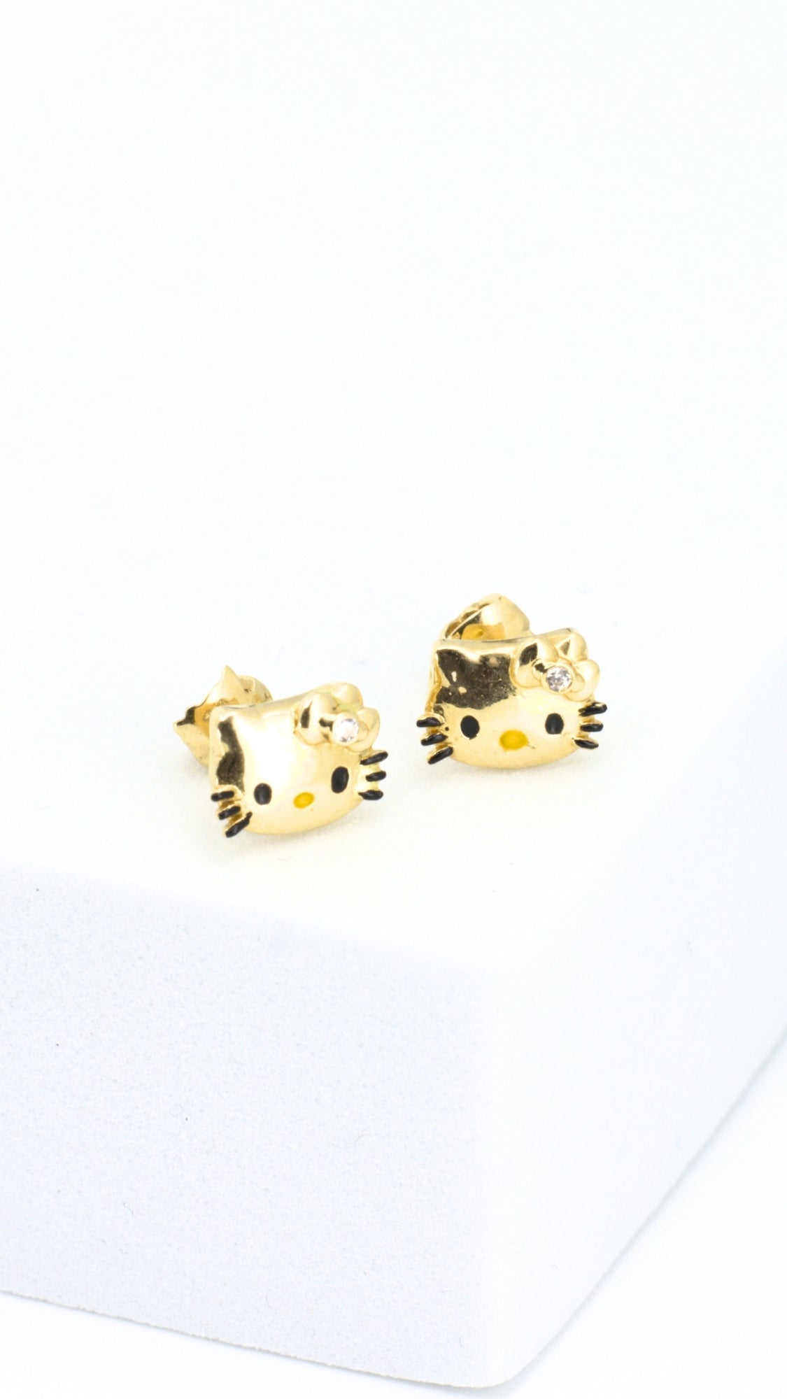 Gold cat face-shaped stud earrings for girls